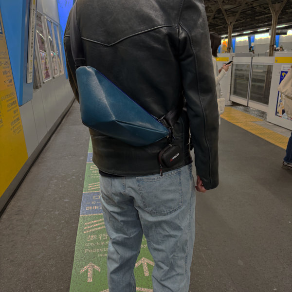 革ジャケットを着た男性が背中にレザーボディバッグ メンズ用COBALTを着用している写真